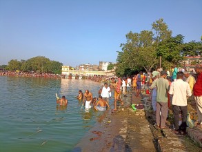 गंगासागर पोखरीमा सोह्र श्राद्ध गर्नेकाे भीड