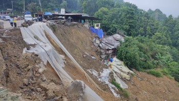 दाउन्नेमा सडक भासिए यातायात सञ्चालनमा रोक