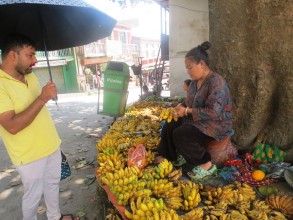 केरा व्यापार गर्दै महिला