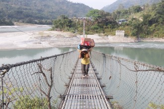 भारी बोक्दै रुपैयाँ कमाउँदै