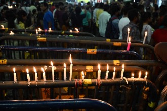 मैनबत्ती जुलुसमा भारतीयहरूद्वारा हत्या गरिएकी चिकित्सकका लागि न्यायको माग