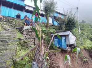 पहिरोले गाउँ नै जोखिममा, स्थानीय त्रसित