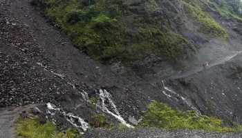 पहिरोमा पुरिएर एकको मृत्यु, दुईजना घाइते