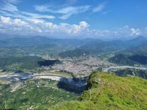 दशैँ सुरु भएसँगै मानुङकोटमा पर्यटकको चहलपहल