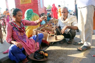 नेपालगञ्‍जमा स्याउ बिक्री गर्दै जुम्लाका व्यापारी महिला