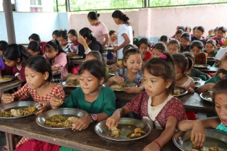 चेपाङ बालबालिकाले पहिलाेपटक लट्टेकाे स्वाद लिँदै