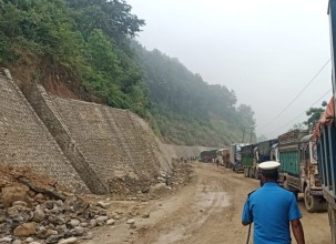 दसैँको मुखमा कष्टकर यात्रा, जोखिमपूर्ण यात्रा नगर्न सुझाव