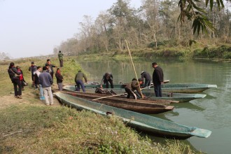 सौराहा आउने पर्यटकका रोजाइमा ढुङ्ग्रेखोलामा डुंगा शयर