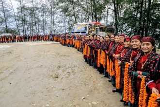 पाहुनाको स्वागत गर्न फूलको माला लिएर उपस्थित सिक्लेसका स्थानीय महिला