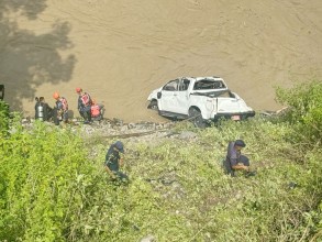 सुनकोसीमा खसेको गाडी भेटियो, नदीमा बेपत्ता ३ जनाको खोजी जारी