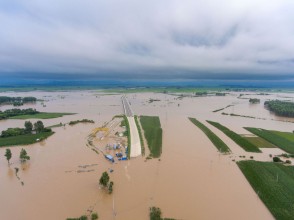 चीनको हेबेईमा बाढीमा परी कम्तीमा १० जनाको मृत्यु