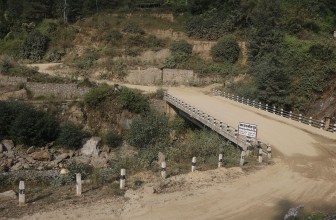 मध्यपहाडी लोकमार्गको खरङ्वा–यावरा खण्ड कालोपत्र