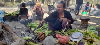 राजमार्ग छेउमा मकै पोलेरै जिविका  