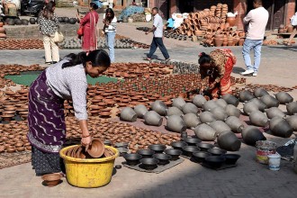 माटोका भाँडा बनाउँदै