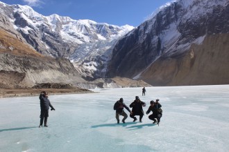 जमेको हिउँमा रमाउँदै पर्यटक