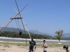 पिङमा रमाउँदै बालबालिका