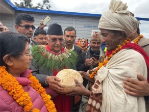 अध्यक्ष ओलीलाई राउटे मुखिया शाहीद्वारा कोसी उपहार