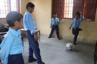 सहरका विद्यार्थीका दुःख : खेलमैदान छैन, कक्षाकोठाभित्रै घुम्छ फुटबल