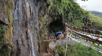 नयाँ गन्तव्य गुरुसाङ्वो गुफामा पर्यटक र भक्तजनको चहलपहल