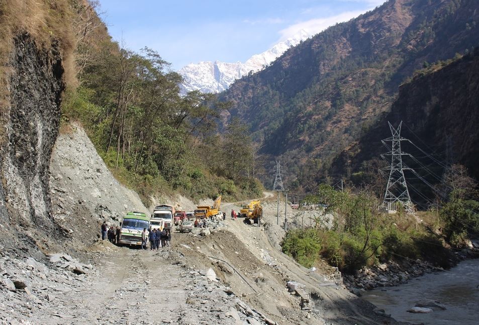 मुस्ताङ जोड्ने सडक दैनिक चार घण्टा बन्द हुने