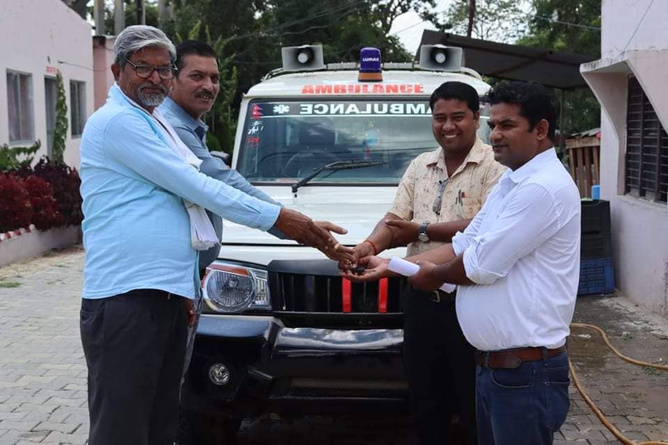 महाराजगंज नगरपालिका प्रमुख अब्दुल कलाम द्वारा एम्बुलेन्स हस्तान्तरण