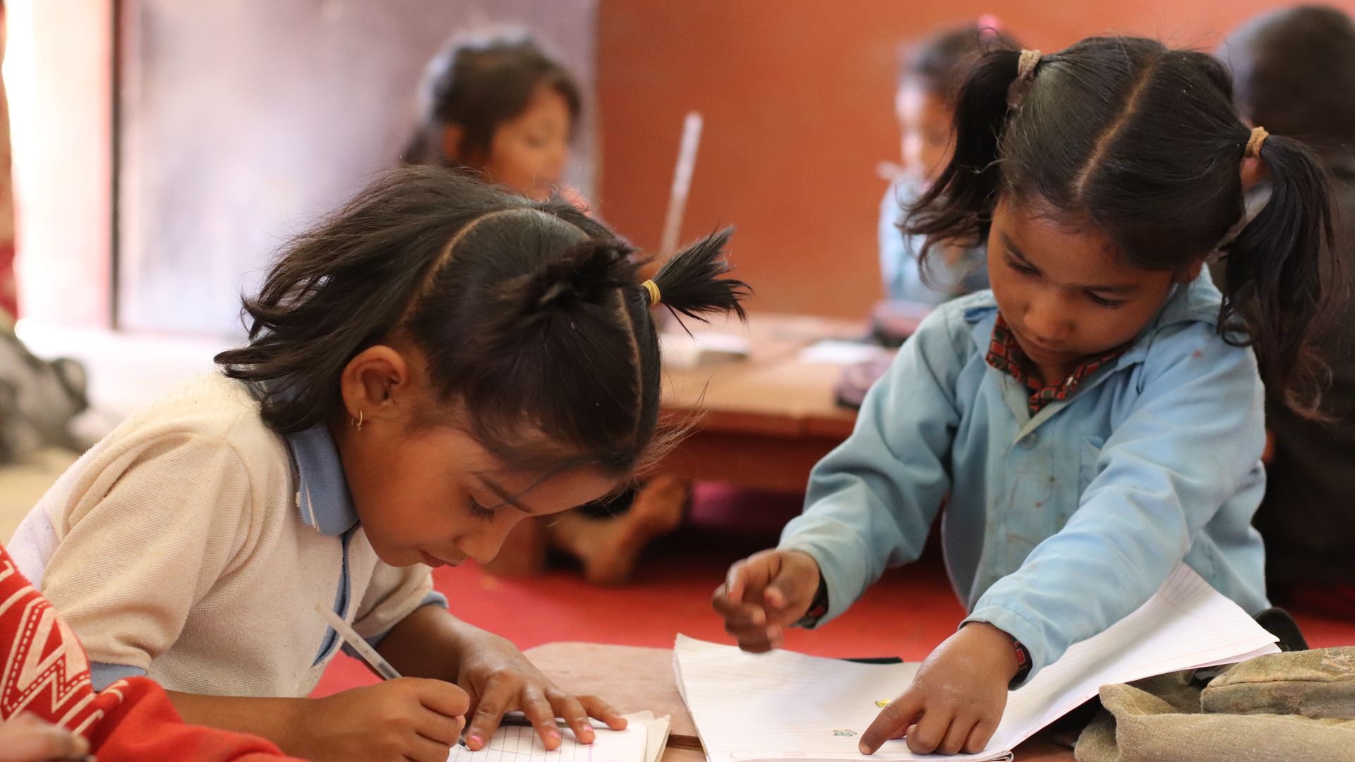 शैक्षिक सत्र सुरु भएको तीन महिनामा पनि विद्यार्थीका हात रित्तै