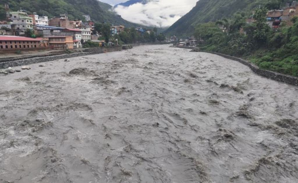 बाढीले पाइप बगाएपछि खानेपानीको हाहाकार