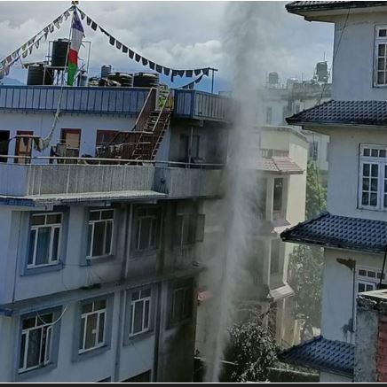 जोरपाटीमा लेदो माटोसहितको फोहोरा निस्कियो