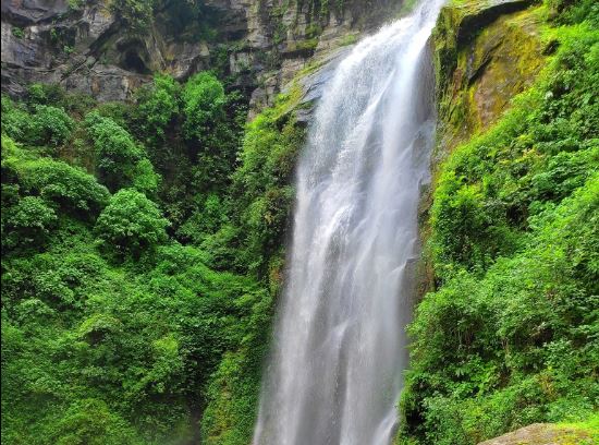 ओझेलमा भोजपुरको छाँगे झरना