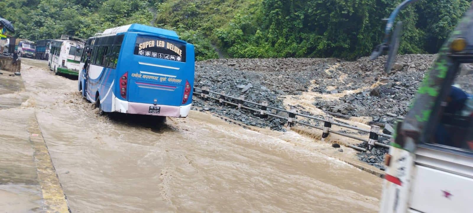 नौबिसे र मुग्लिन नारायणगढ सडकखण्ड ठप्प
