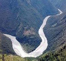 महाकाली नदीमा बनाउँदै गरेकाे तटबन्ध भारतले रोक्याे