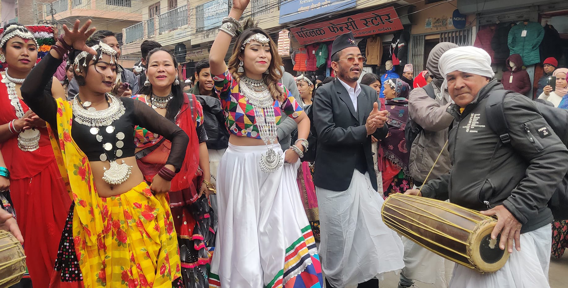 थारु संस्कृतिमा रमाउँदै दर्शक