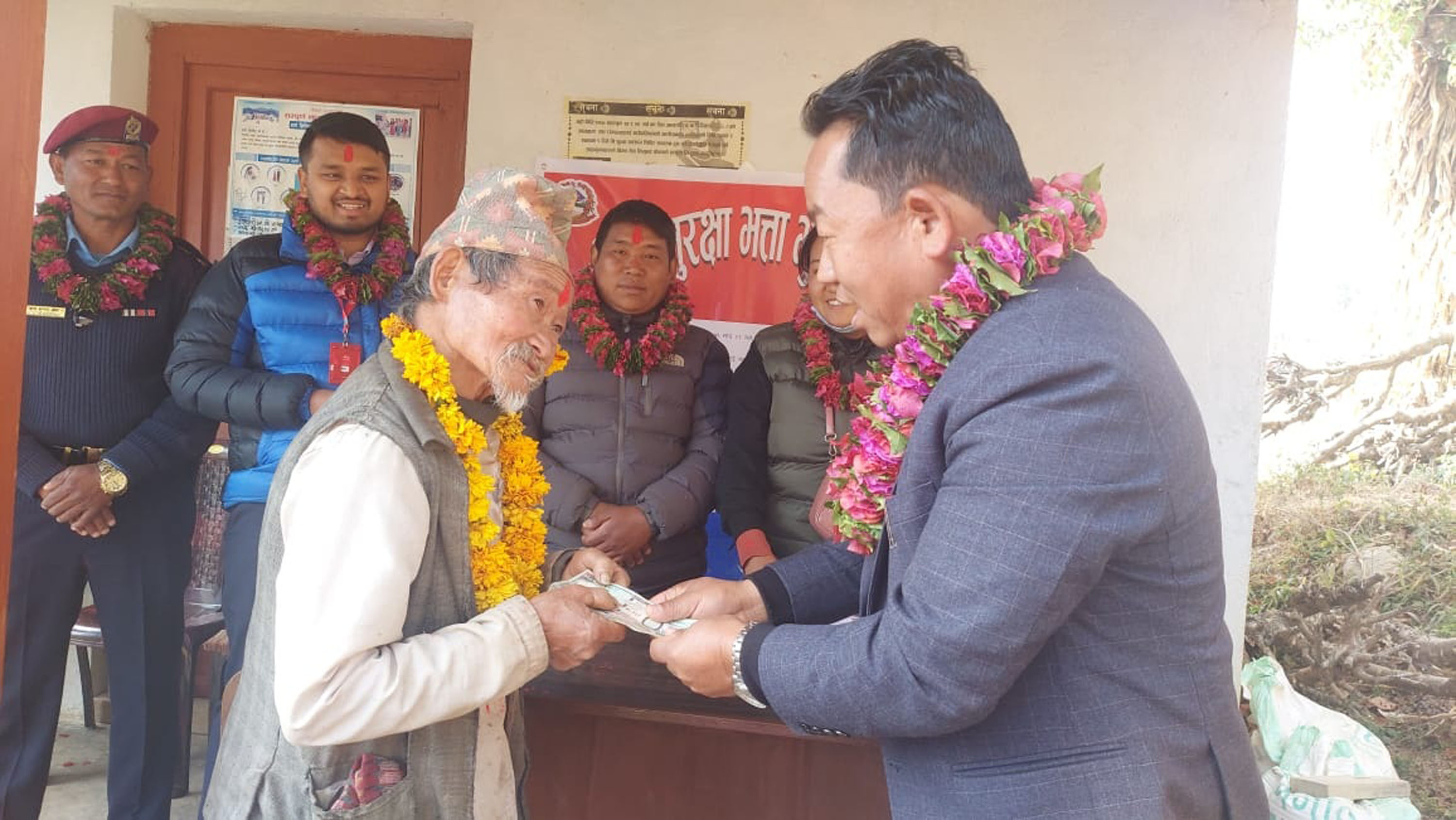 सहजरूपमा सेवा पाएसँगै ज्येष्ठ नागरिक खुसी