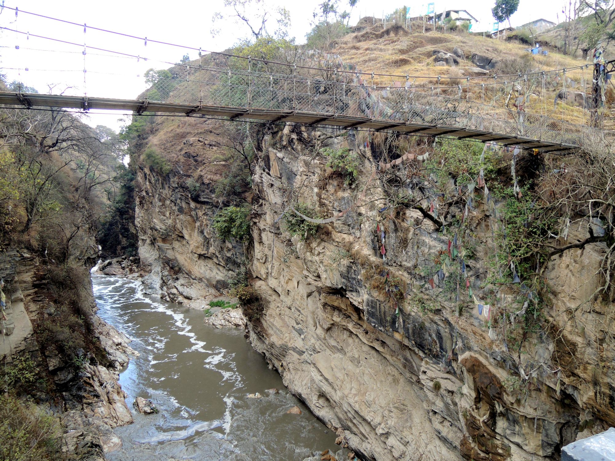 चोभारमा कार खस्दा बेपत्ता भएका पुरूषको खोजी कार्य जारी