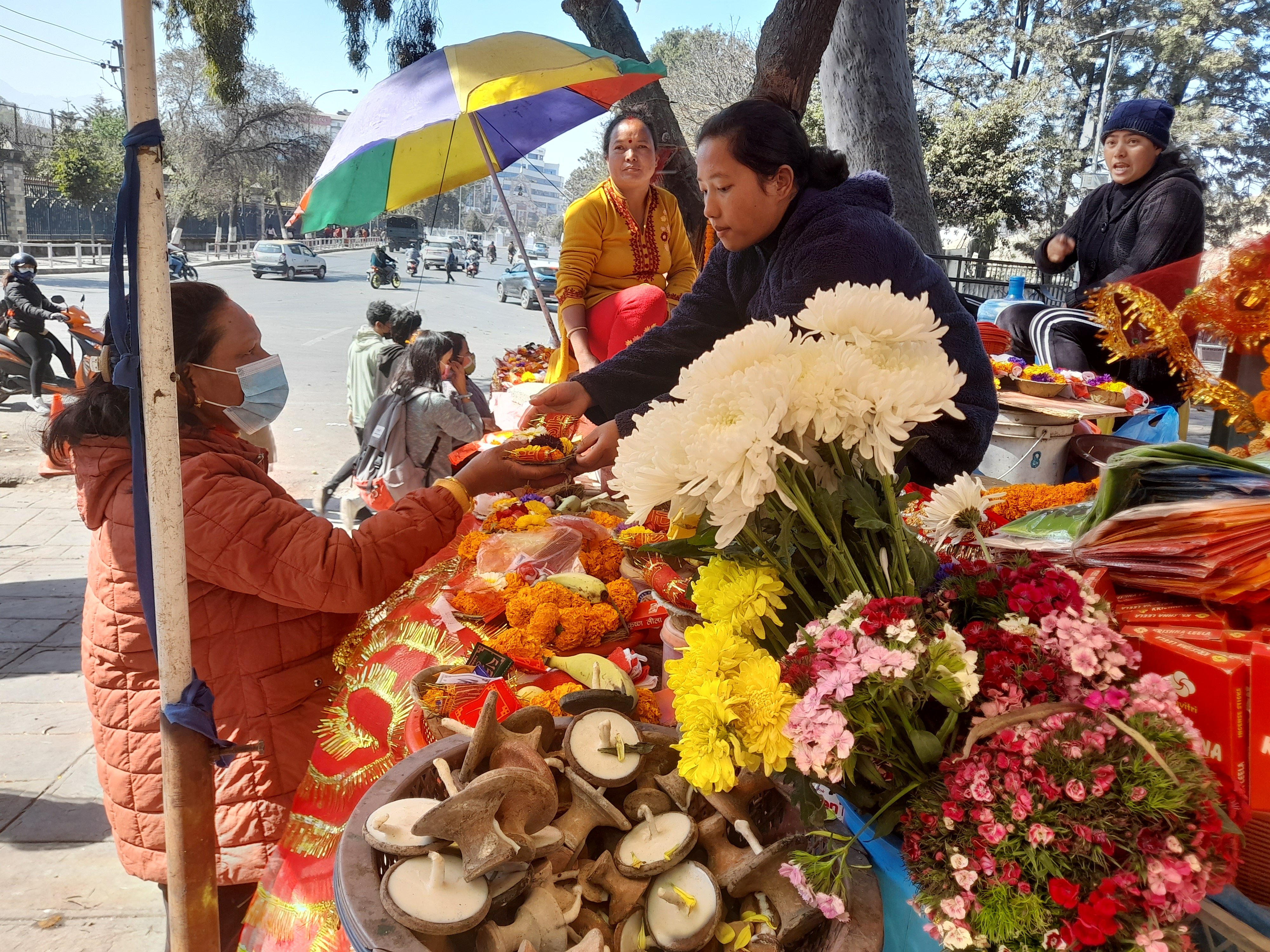 पूजा सामग्री बिक्रीबाट मासिक ७० हजारसम्म आम्दानी