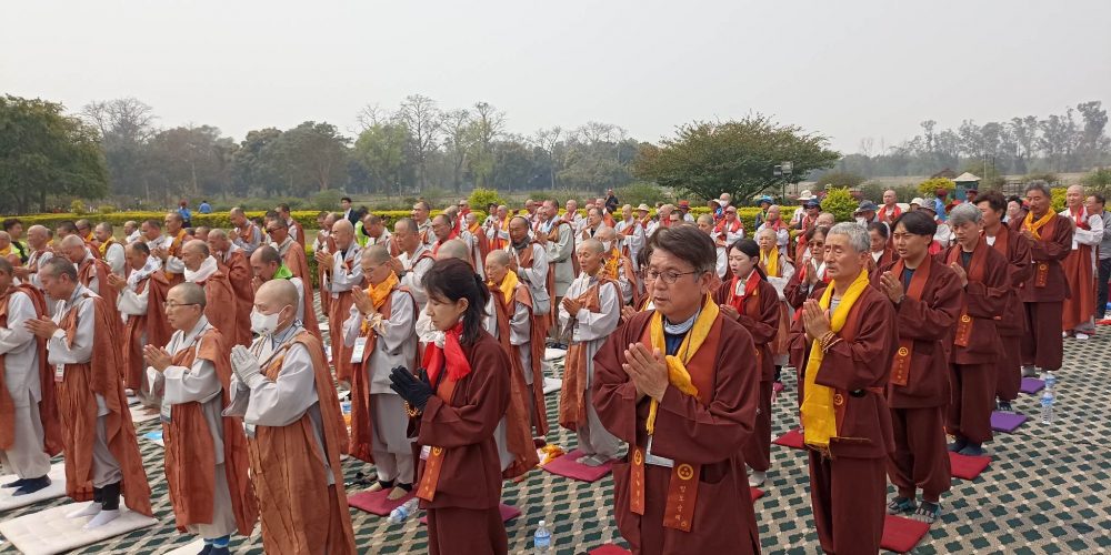 दक्षिण कोरियाली बौद्ध भिक्षु र तीर्थयात्री पैदलयात्राबाट लुम्बिनी पुगे