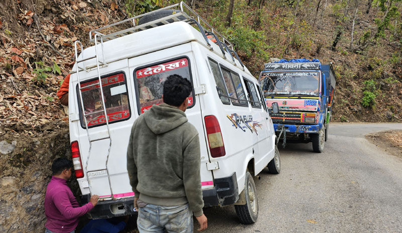 सुर्खेतको बराहतालमा गाडी दुर्घटना