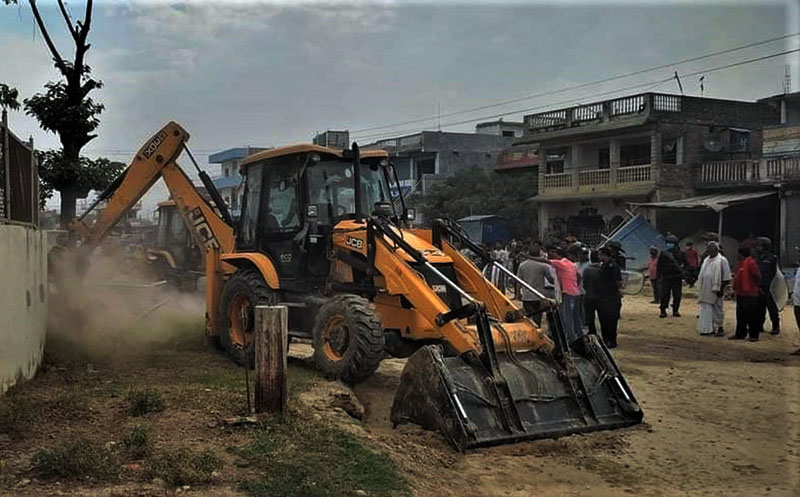 काठमाडौं महानगरले हटायो पुरानो बसपार्कमा रहेको प्रहरी बिट