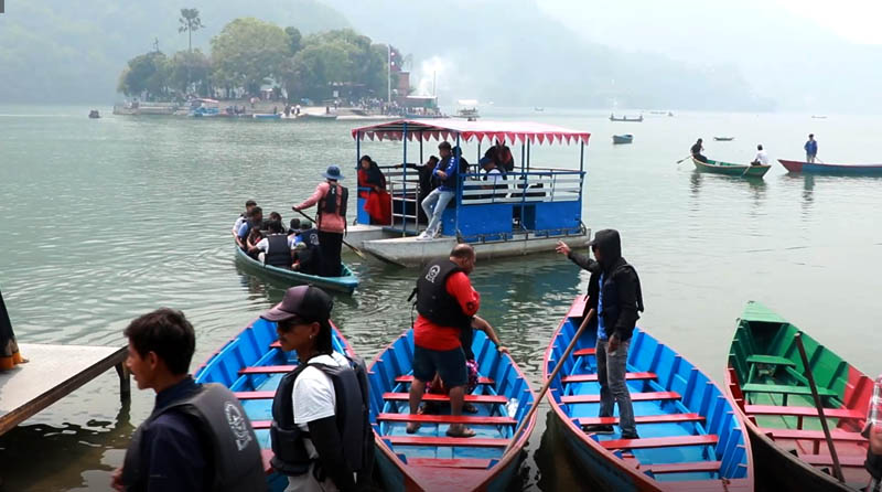 नयाँ वर्षमा पोखराको फेवातालमा बढ्यो पर्यटकको चहलपहल