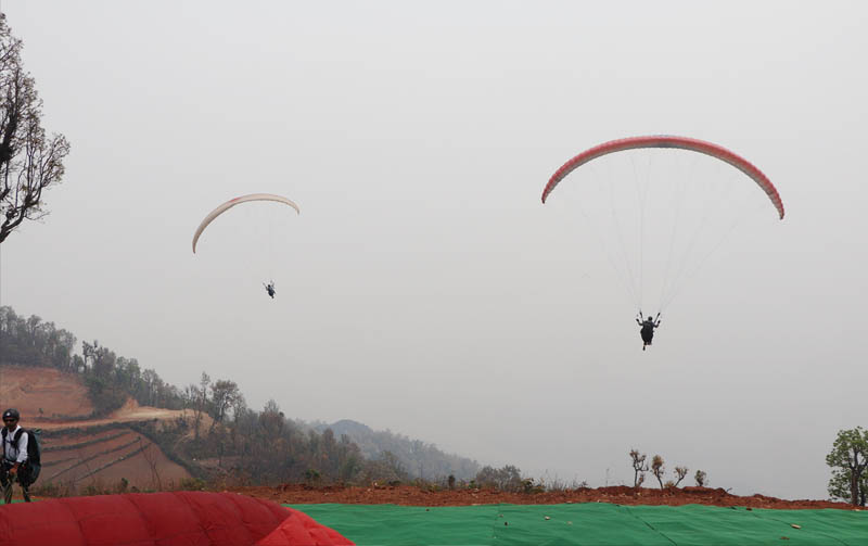 पर्यटकीय गतिविधि बढाउन चितवनमा प्याराग्लाइडिङ उडान सुरु