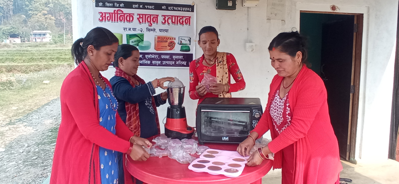 महिलाको सक्रियता साबुन उत्पादनमा  बढ्दो
