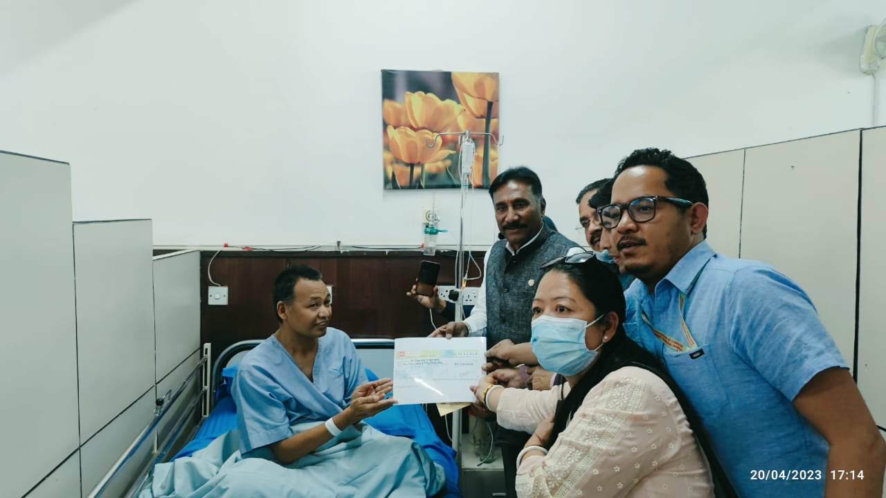 व्यवसायी अदैलाई पाँच लाख सहयोग