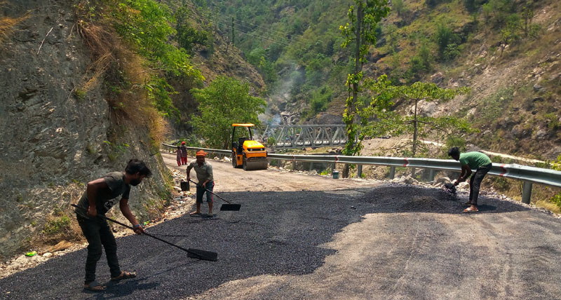 हिले- छिन्ताङ त्रिवेणी सडक धमाधम कालोपत्र हुर्दै