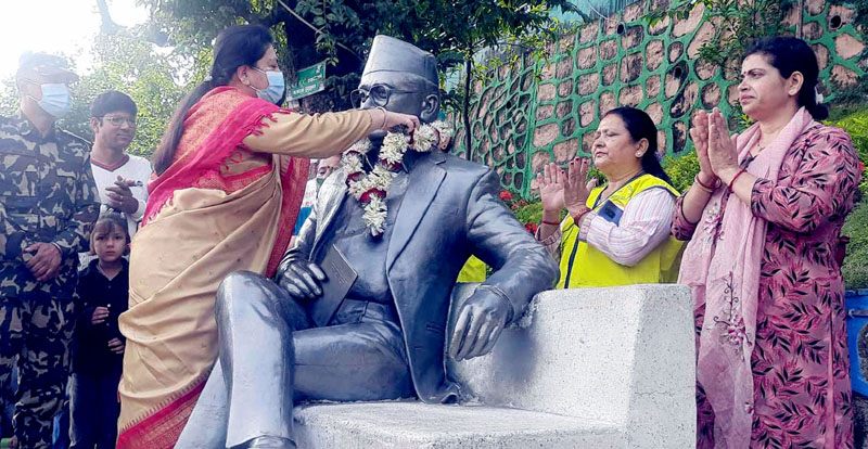 पूर्वराष्ट्रपतिद्वारा मदन भण्डारीको सालिकमा माल्यार्पण