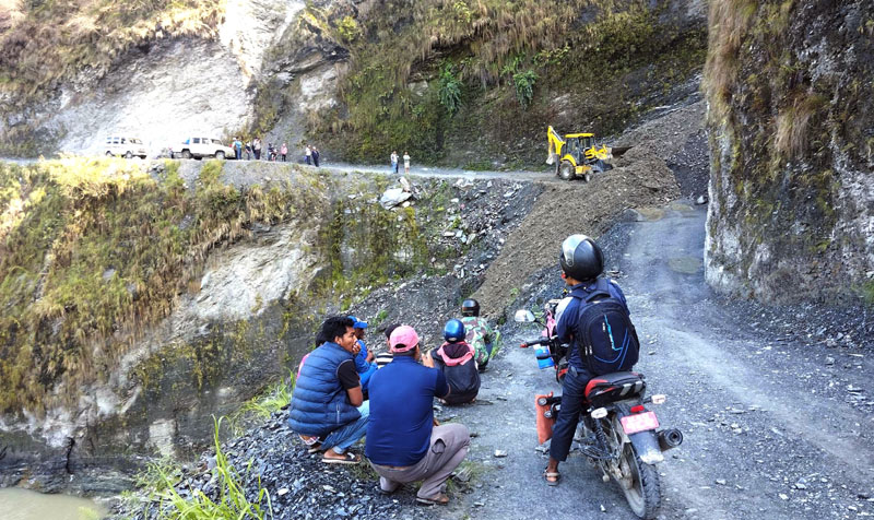 वर्षाका कारण तातोपानी सडक अवरुद्ध