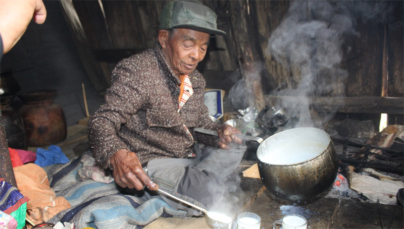 दुर्गमको गोठमै रमाएका नन्दप्रसाद