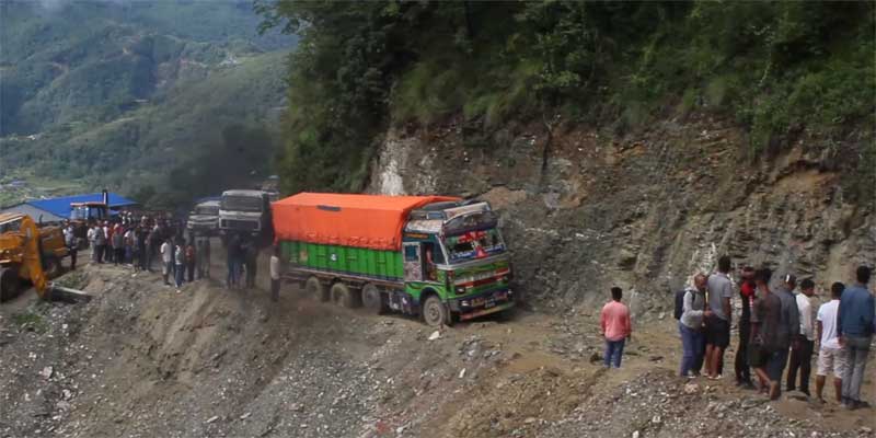पाउदुरको पहिरोले छ जिल्लाको लामो दुरिको यातायात सेवा प्रभावित