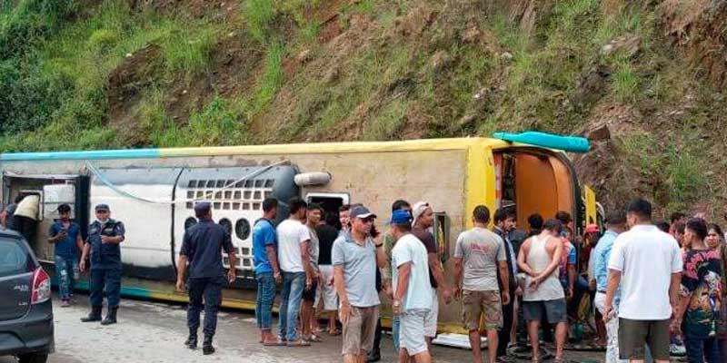 यात्रुवाहक बस पल्टिंदा एक जना बालकको मृत्यु