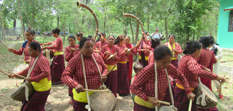 परम्परा जोगाउन पञ्चेबाजा बजाउँदै महिला