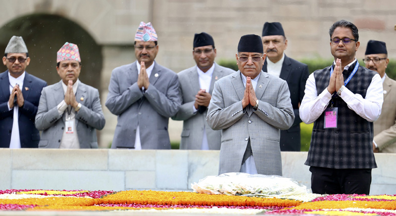 प्रधानमन्त्री प्रचण्डले गरे गान्धीको समाधिस्थलमा पुष्पहार अर्पण